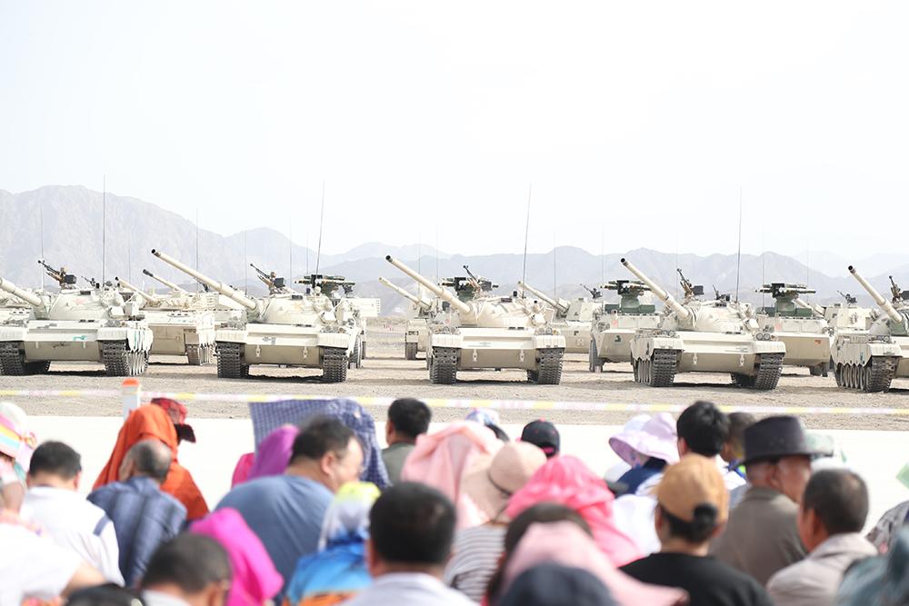 1.5萬(wàn)人庫(kù)爾勒觀看國(guó)際軍事比賽 防曬絕招雷人有人打扮如火烈鳥(niǎo)