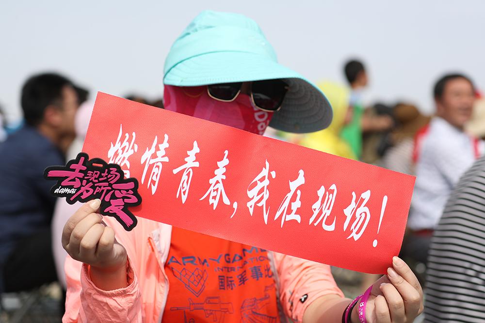 1.5萬(wàn)人庫(kù)爾勒觀看國(guó)際軍事比賽 防曬絕招雷人有人打扮如火烈鳥(niǎo)