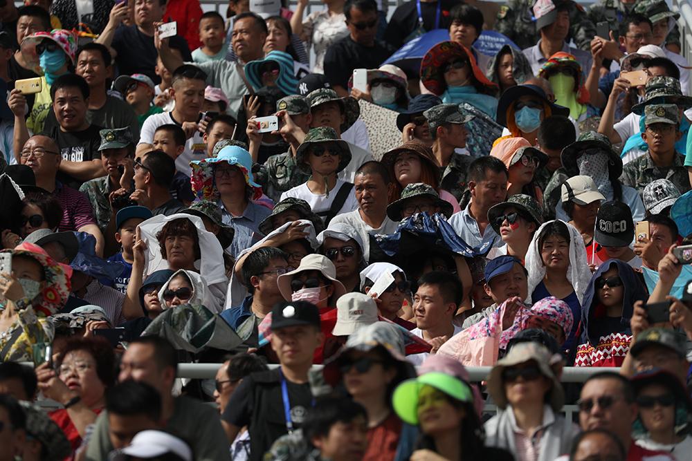 1.5萬(wàn)人庫(kù)爾勒觀看國(guó)際軍事比賽 防曬絕招雷人有人打扮如火烈鳥(niǎo)