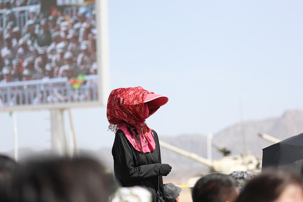 1.5萬(wàn)人庫(kù)爾勒觀看國(guó)際軍事比賽 防曬絕招雷人有人打扮如火烈鳥(niǎo)