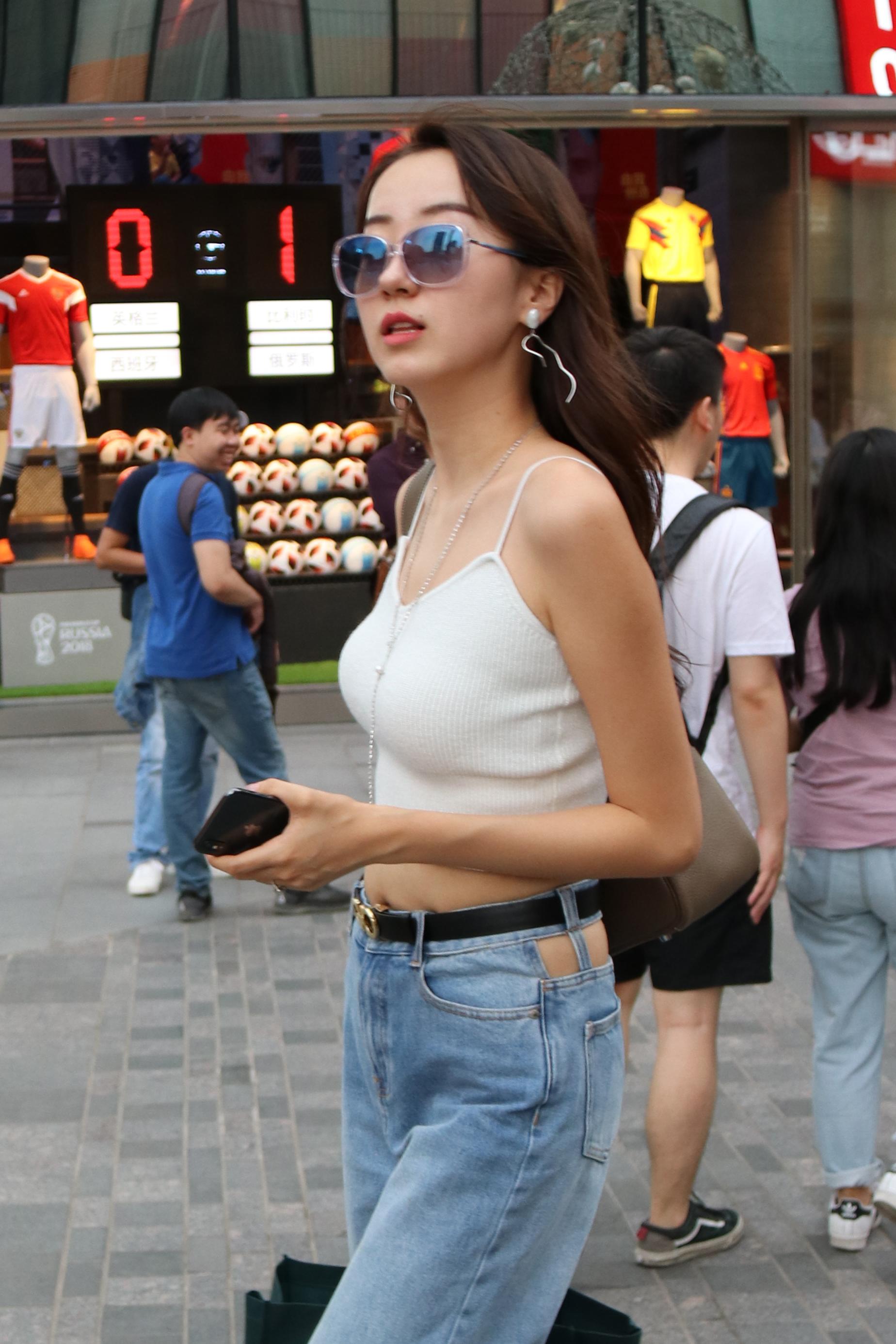 街拍北京，無懼烈日的時(shí)尚姑娘們，這得涂多少防曬霜？